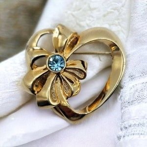 Avon Brooch Vintage Heart Ribbon Bow Blue Rhinestone Gold Tone Sweetheart Pin